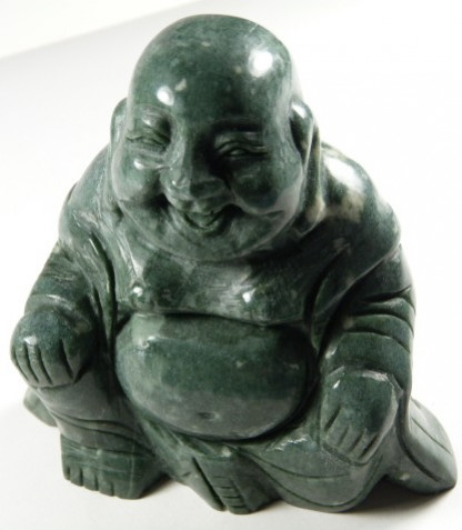 Figurka siedzącego, uśmiechniętego Buddy wykonana z zielonego kamienia.