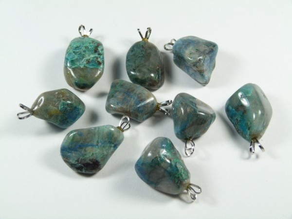 Osiem zielono-niebieskich kamieni z zawieszkami do naszyjników na białym tle.