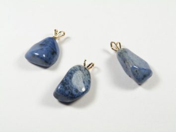 Trzy niebieskie kamienie z zawieszkami na białym tle, przeznaczone do biżuterii.