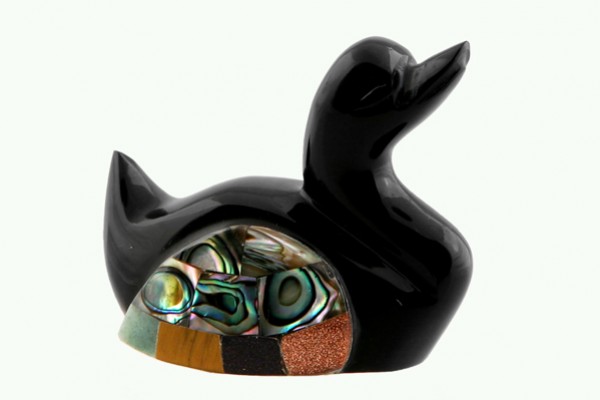 Czarna figurka kaczki z kolorowymi, połyskującymi wstawkami na boku.
