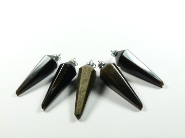 Pięć czarnych wisiorków w kształcie stożka leży na białym tle.