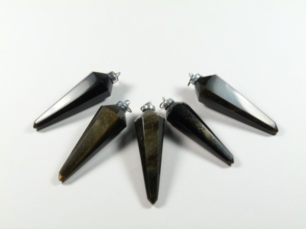 Pięć czarnych, szlifowanych wisiorków kamiennych ułożonych w wachlarz na białym tle.