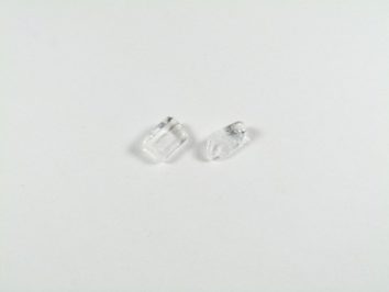 Dwa przezroczyste kryształy soli na białym tle.