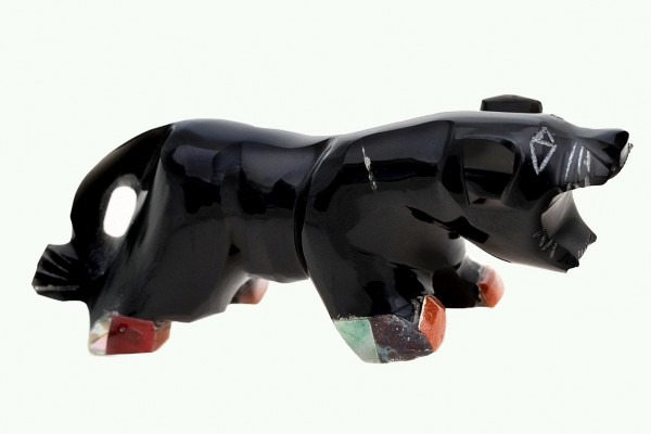 Czarna figurka niedźwiedzia z kolorowymi łapami, rzeźbiona z kamienia.