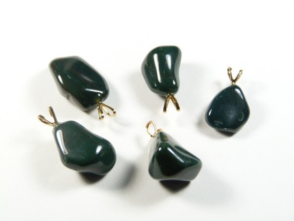 Pięć zielonych wisiorków z kamieniami i metalowymi zawieszkami na białym tle.