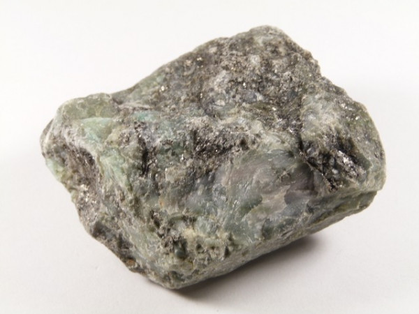 Szara bryła minerału na białym tle.