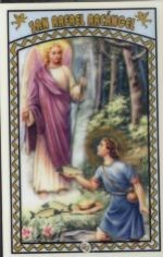 Anioł z laską rozmawia z klęczącym chłopcem w lesie.