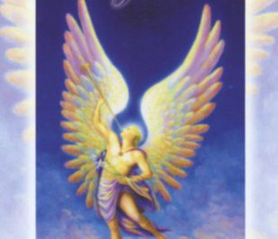 Anioł ze skrzydłami stoi na skale, trzymając miecz i podnosząc rękę w geście zwycięstwa.