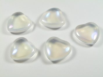 Serduszko anielski kwarc aura. Pięć opalizujących, sercowatych kamieni leży na białym tle.