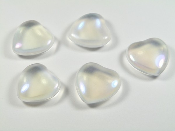 Serduszko anielski kwarc aura. Pięć opalizujących, sercowatych kamieni leży na białym tle.