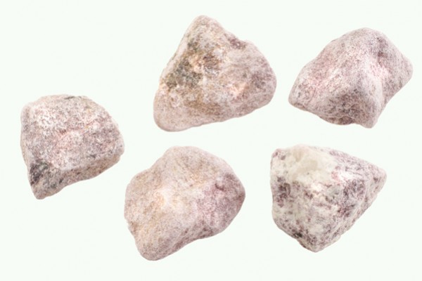 Pięć surowych, różowo-białych kamieni leży na jasnym tle.
