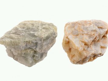 Dwa nieregularne kawałki minerałów na białym tle.