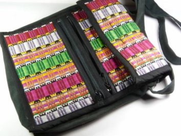 Torba na ramię z kolorowym, etnicznym wzorem i zamkami błyskawicznymi na kieszeniach.