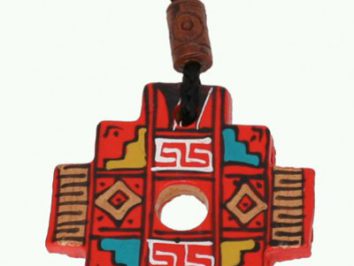 Wisiorek na czarnym sznurku, czerwony, z geometrycznymi wzorami i otworem pośrodku.