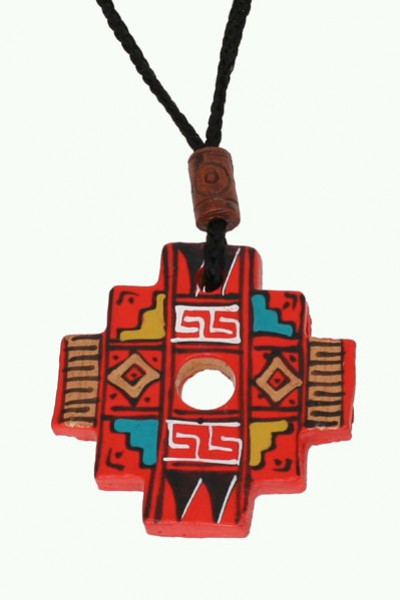 Wisiorek na czarnym sznurku, czerwony, z geometrycznymi wzorami i otworem pośrodku.