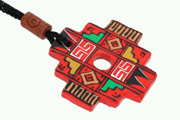 Kolorowy, geometryczny wisiorek z wzorami, zawieszony na czarnym sznurku.