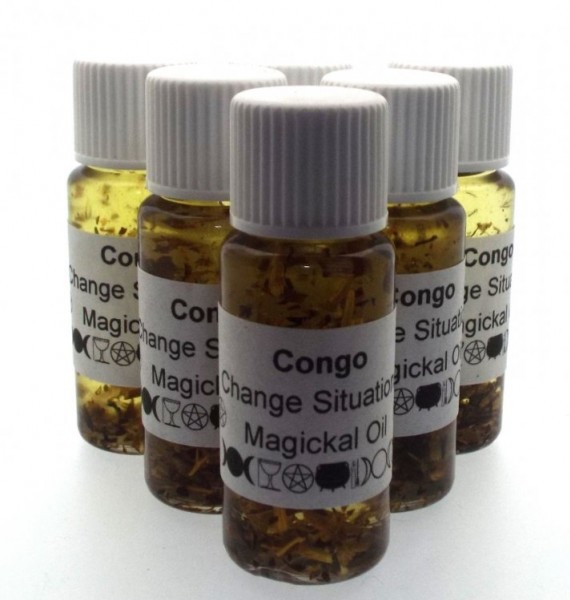 Pięć buteleczek z magicznym olejem "Congo Change Situation" ustawionych w grupie.