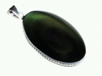 Owalny wisior z czarnego kamienia oprawiony w srebro na białym tle.