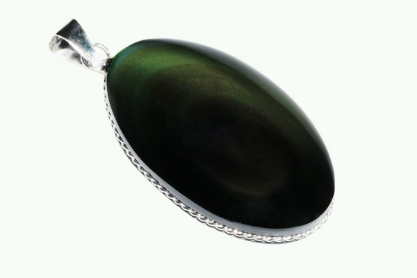 Owalny wisior z czarnego kamienia oprawiony w srebro na białym tle.