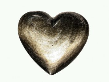 Metalowe serce na jasnym tle.