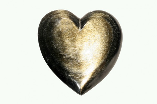 Serce wykonane z błyszczącego czarno-złotego kamienia na białym tle.