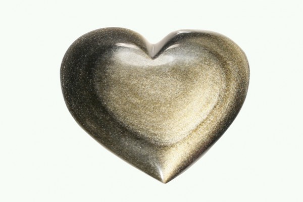 Serce z czarnego obsydianu na jasnym tle, widoczne połyskujące refleksy.