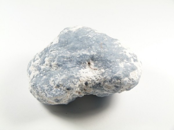 Jasnoniebieski kamień z białymi przebarwieniami na białym tle.