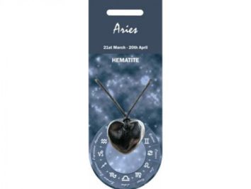 Wisiorek z hematytu w kształcie serca na tle znaku zodiaku Baran.