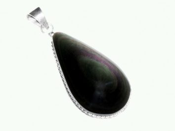 Wisiorek z ciemnego kamienia łezka w srebrnej oprawie na białym tle.