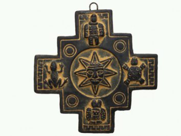 Krzyż andyjski z wizerunkiem słońca i czterema symbolicznymi postaciami w rogach.