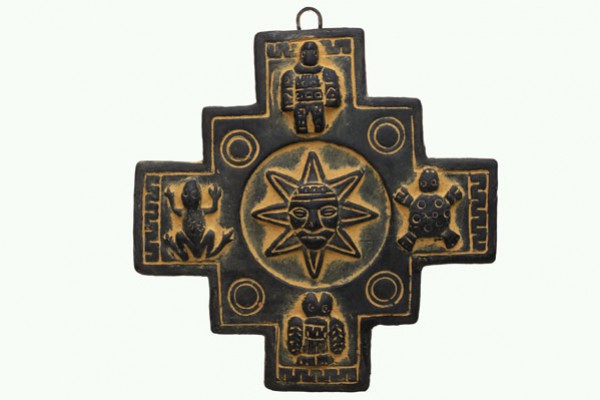 Krzyż andyjski z wizerunkiem słońca i czterema symbolicznymi postaciami w rogach.