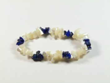 Bransoletka z nieregularnych białych i granatowych kamieni na elastycznej żyłce.