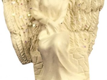 Figurka siedzącego anioła z rozpostartymi skrzydłami, utrzymana w jasnych kolorach.