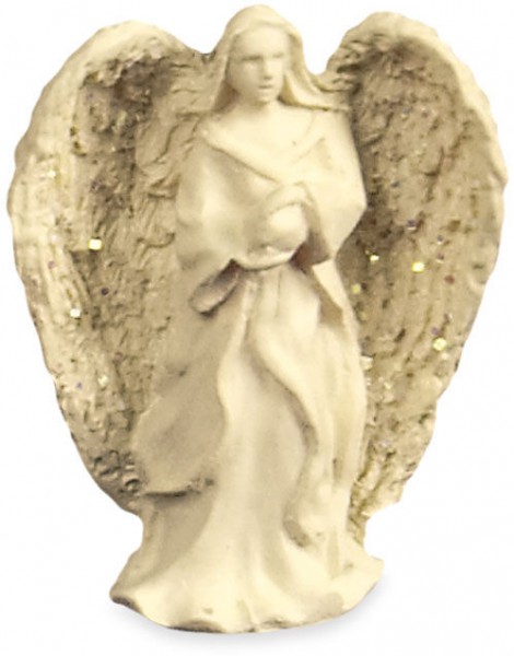 Figurka anioła z rozpostartymi skrzydłami, ubrana w długą szatę, trzyma ręce na piersi.