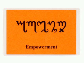 Pomarańczowa karta z napisem „Empowerment” oraz tekstem w obcym alfabecie powyżej.