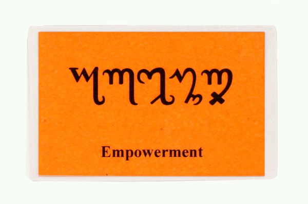 Pomarańczowa karta z napisem „Empowerment” oraz tekstem w obcym alfabecie powyżej.