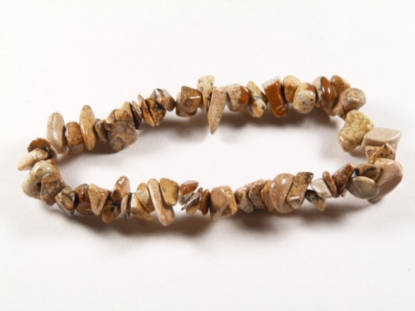 Bransoletka z nieregularnych brązowych kamieni nawleczonych na elastyczną żyłkę.