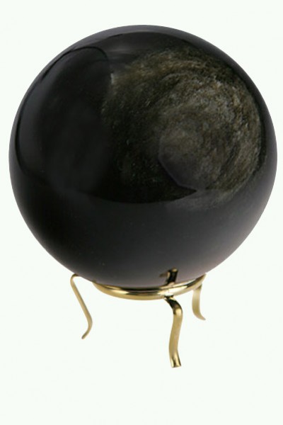 Czarna kula na złotym stojaku, używana do wróżenia lub dekoracji.