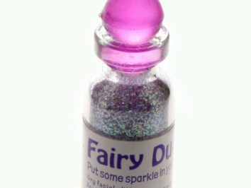 Mała buteleczka brokatu z fioletowym korkiem i etykietą „Fairy Dust”.