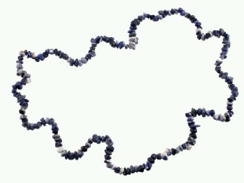 Naszyjnik sodalit z małych kamyczków sodalitu na żyłce. Naszyjnik z drobnych, niebieskich kamieni ułożony w falisty kształt na jasnym tle.