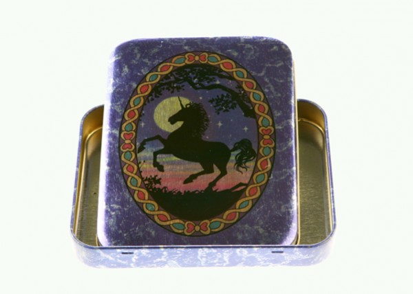 Otwarta puszka z obrazkiem jednorożca na tle kolorowego nieba na wieczku.