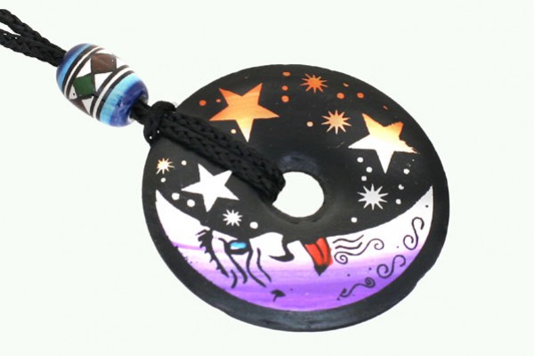 Wisior w kształcie koła z motywem gwiazd, księżyca i koralikiem na czarnym sznurku.