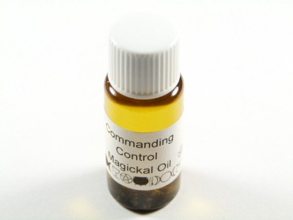 Butelka z etykietą „Commanding Control Magickal Oil” stojąca na białym tle.
