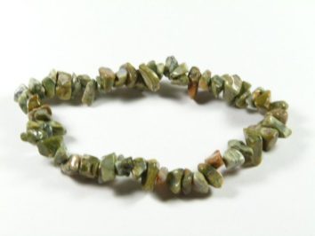 Bransoletka z zielonych kamieni na elastycznej żyłce, ułożona na białym tle.