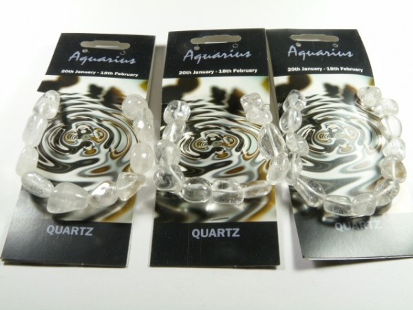 Trzy bransoletki z kwarcu na kartonikach z napisem "Aquarius" i datami znaku zodiaku.