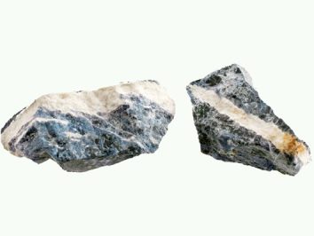 Dwa nieoszlifowane kawałki minerału o niebiesko-białym zabarwieniu na jasnym tle.