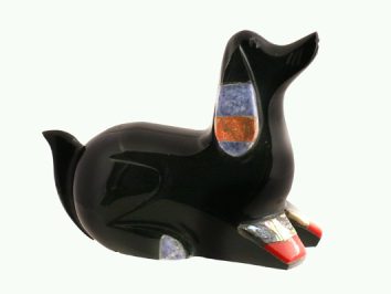 Czarna figurka psa z kolorowymi ozdobami na szyi, łapach i ogonie.