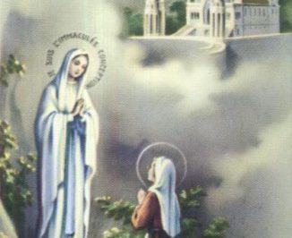 Matka Boska objawia się klęczącej dziewczynie na tle kościoła w górach.