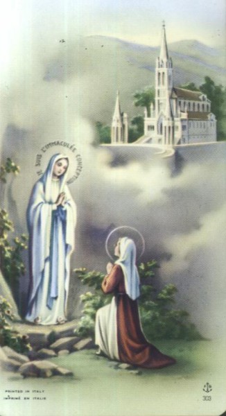 Matka Boska objawia się klęczącej dziewczynie na tle kościoła w górach.