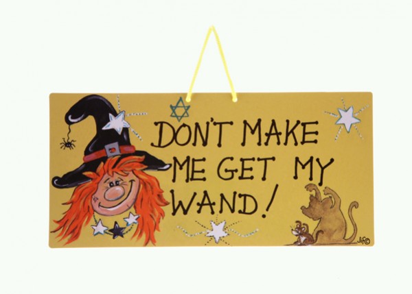 Tabliczka z napisem „Don't make me get my wand!” oraz rysunkiem wiedźmy, kota i myszy.
